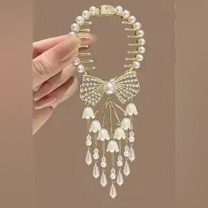 Chic Faux Pearl and Tulip Chandelier Ponytail Clip with Bow Design